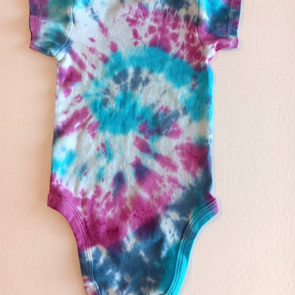 Tie Dye Baby Body Suit With 3 Snap Crotch Blue Pink Purple Swirls Size 12-18 MOS - Picture 15 of 16